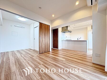 リラックスと居心地の良さが共鳴するくつろぎのリビング空間。暮らしの中心であり、心の安らぎをもたらします。