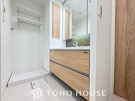 スタイリッシュで機能的、清潔感と快適さが共演する空間。洗面所の収納も使い勝手良く、洗練されたデザインが洗面所を際立たせます。