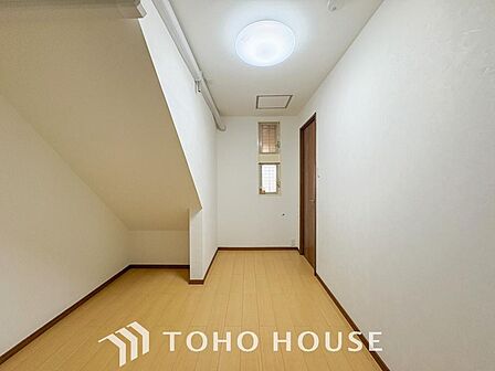 穏やかな空気が広がる、心が落ち着く居室空間。ナチュラルな素材と落ち着いたデザイン。