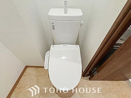 清潔感と快適性を兼ね備えた、心地よいトイレ空間。清潔さと快適さを備えたちょうどよいスペース。