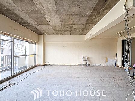 食卓を中心に、家族の笑顔と会話が生まれる、対面キッチン。心が通い合う温かな空間。