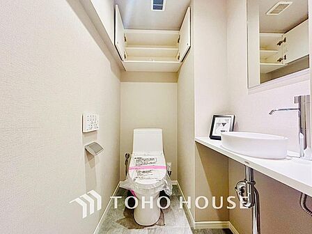 清潔感と快適性を兼ね備えた、心地よいトイレ空間。清潔さと快適さを備えたちょうどよいスペース。
