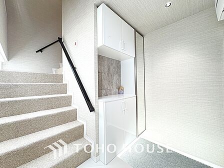光と風が心地よい、開放感ある室内。暮らしに彩りを添える、洗練された住まい。