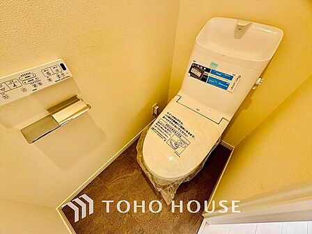 清潔感と快適性を兼ね備えた、心地よいトイレ空間。清潔さと快適さを備えたちょうどよいスペース。