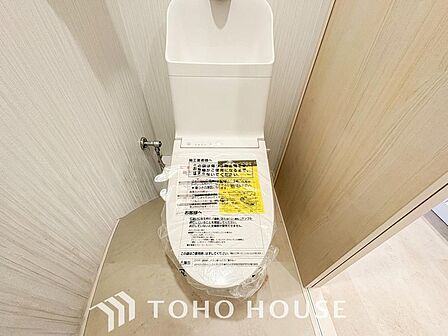 清潔感と快適性を兼ね備えた、心地よいトイレ空間。清潔さと快適さを備えたちょうどよいスペース。