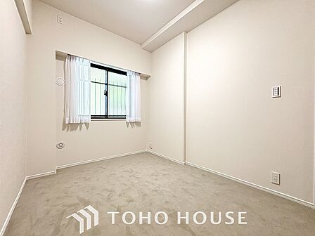 穏やかな空気が広がる、心が落ち着く居室空間。ナチュラルな素材と落ち着いたデザインが、居心地の良さを生み出します。