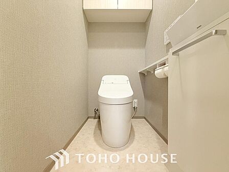 清潔感と快適性を兼ね備えた、心地よいトイレ空間。清潔さと快適さを備えたちょうどよいスペース。