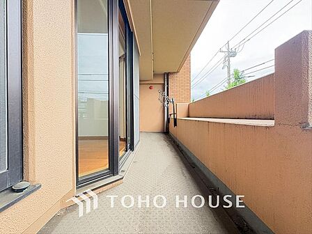 明るい陽射しと暖かな光が心地よい、日当たり豊かなバルコニー。洗濯物もいつもさっと乾きます。