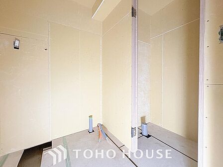清潔感と快適性を兼ね備えた、心地よいトイレ空間。清潔さと快適さを備えたちょうどよいスペース。