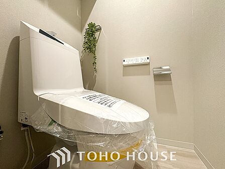 清潔感と快適性を兼ね備えた、心地よいトイレ空間。清潔さと快適さを備えたちょうどよいスペース。