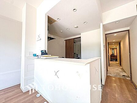 夫婦そろってキッチンに立っても調理がしやすく余裕の広さ。家事をしながら会話も弾みます。