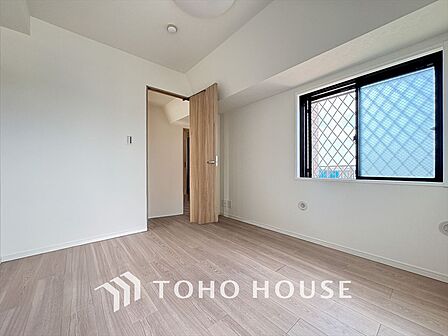 光と風が心地よい、開放感ある室内。暮らしに彩りを添える、洗練された住まい。
