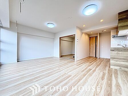 明るいリビングルームは自然と家族が集まるコミュニケーションの場所に。