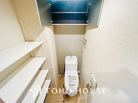 清潔感と快適性を兼ね備えた、心地よいトイレ空間。清潔さと快適さを備えたちょうどよいスペース。