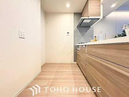 食卓を中心に、家族の笑顔と会話が生まれる、対面キッチン。心が通い合う温かな空間。