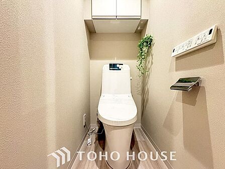 清潔感と快適性を兼ね備えた、心地よいトイレ空間。清潔さと快適さを備えたちょうどよいスペース。