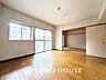 リビング/ダイニング：光と温もりに満ちた空間。キッチンとの繋がりもスムーズな、心地よいリビングダイニング。