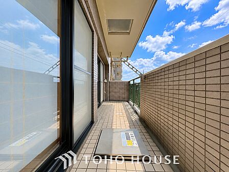 明るい陽射しと暖かな光が心地よい、日当たり豊かなバルコニー。洗濯物もいつもさっと乾きます。