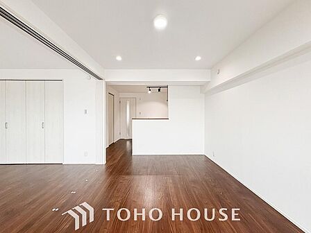リラックスと居心地の良さが共鳴するくつろぎのリビング空間。暮らしの中心であり、心の安らぎをもたらします。