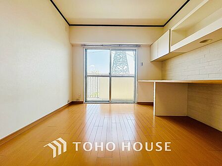 光と風が心地よい、開放感ある室内。暮らしに彩りを添える、洗練された住まい。