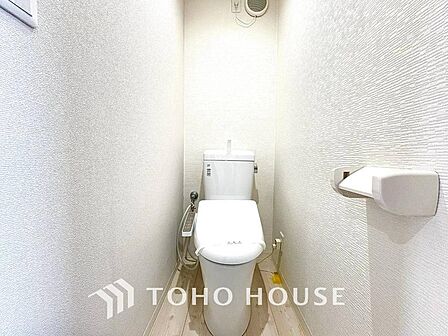 清潔感と快適性を兼ね備えた、心地よいトイレ空間。清潔さと快適さを備えたちょうどよいスペース。