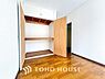 収納：建物内部の収納には拘りました。共有部分に設けた収納。お荷物が多い方にも安心です。