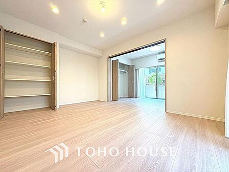リラックスと居心地の良さが共鳴するくつろぎのリビング空間。暮らしの中心であり、心の安らぎをもたらします。