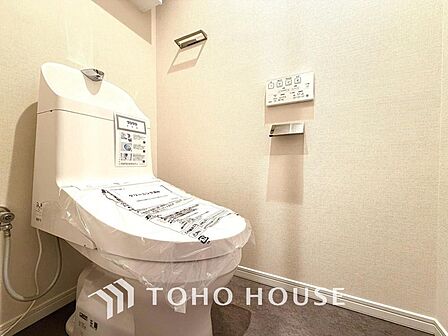 清潔感と快適性を兼ね備えた、心地よいトイレ空間。清潔さと快適さを備えたちょうどよいスペース。
