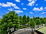 周辺：その豊かな眺望にふさわしい空間には、通風・採光にも優れ、心地よい光と風があふれています。