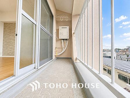 明るい陽射しと暖かな光が心地よい、日当たり豊かなバルコニー。洗濯物もいつもさっと乾きます。