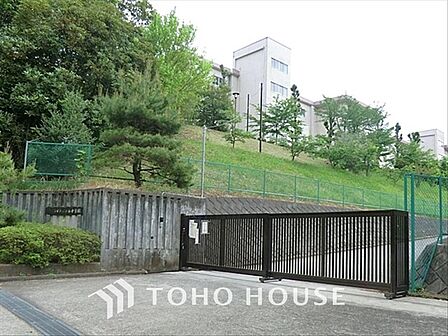 八王子市立松が谷中学校 距離約550m
