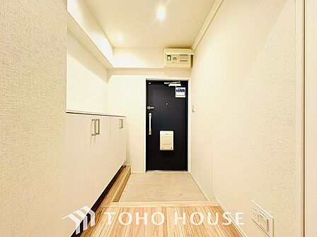 落ち着いた雰囲気の玄関、家族の帰りを暖かく迎えてくれます。