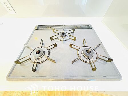 3口ガスコンロでお料理のスピードもUP。効率よくお料理ができますね。