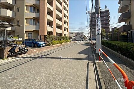 敷地南側の前面道路