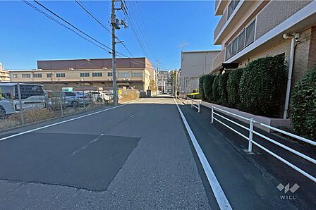 敷地の北側前面道路(西側から)
