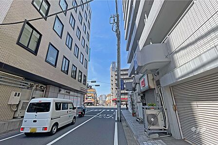 敷地の南側前面道路(東側から)