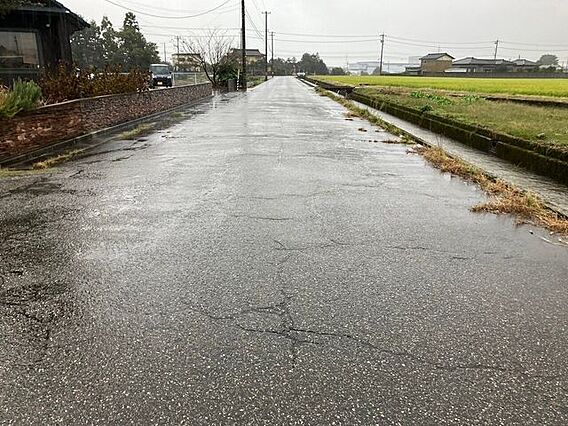 前面道路が広々...