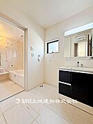 ゆとりのある広い脱衣所です。着替えや身支度がしやすく、洗濯作業もゆったり行える使い勝手の良い空間です。