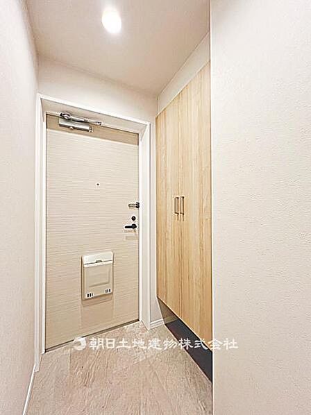 【玄関】使いやすい玄関です。収納があり、靴や小物をきちんと整理でき、家族も来客も気持ちよく使える空間です。