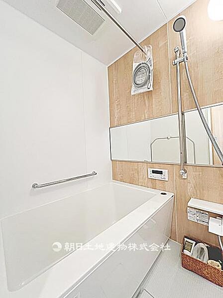 【浴室】省スペース設計の浴室です。限られた広さながら、入浴に必要な機能をしっかり備えた実用的な仕様です。