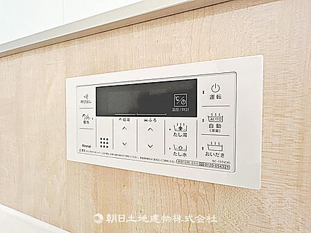 追い炊きパネル付きで、お湯の温度や量を簡単に調整可能です。家族が快適に入浴できる便利な設備です。