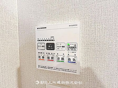 便利な浴室乾燥機があります。雨天時でも洗濯物を乾かせ、入浴後の湿気対策にも役立つ快適な浴室設備です。