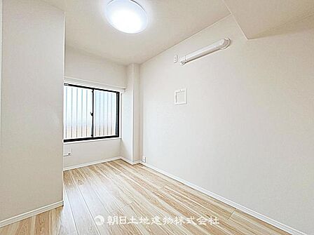 【居室】バルコニーに面した明るい居室です。採光が良く風通しも良いため、開放感のある快適な空間となっています。