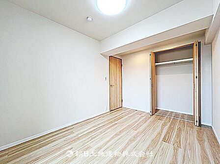【居室】子供部屋に適した洋室です。プライベート空間を確保でき、学習や休息に集中しやすい環境です。