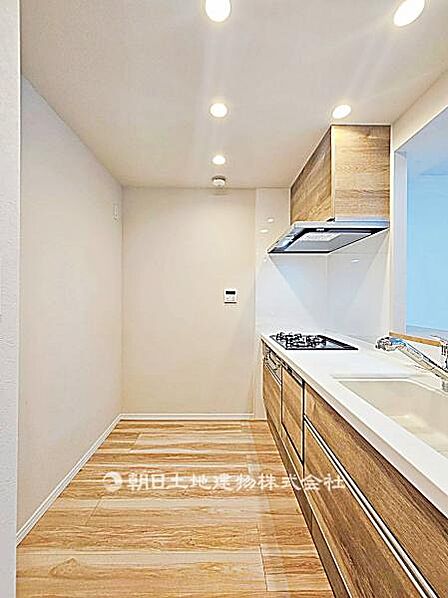 ご家族みんなで調理ができる位のスペースを実現したキッチン空間となっております。みんなで作った料理を召し上がりながらの会話は、どのような物になるのでしょうか。