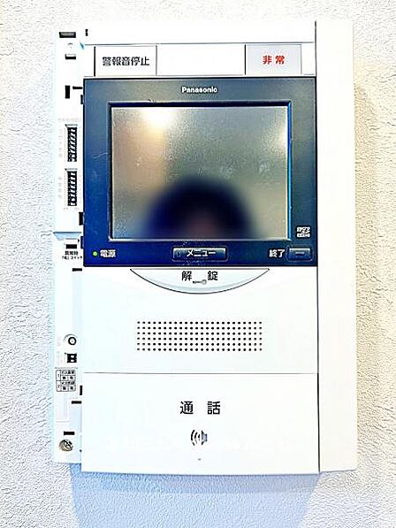 便利なTVモニター付きインターホンです。来客を画面で確認でき、安心して応対できる、防犯性の高い設備です。