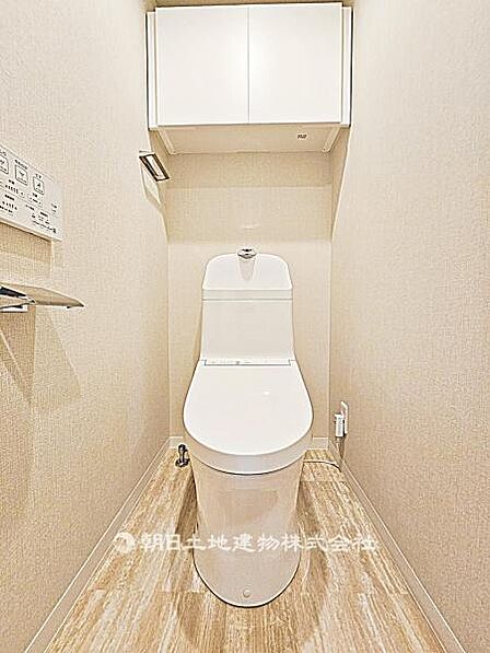 【トイレ】シャワートイレ付きのトイレです。快適性に配慮した設備で、毎日の使用を気持ちよくサポートします。 