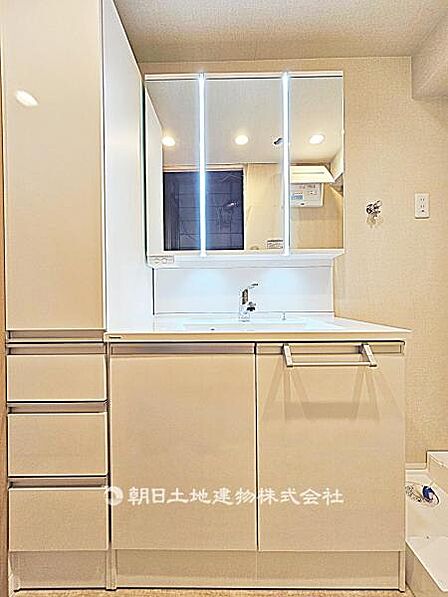 【洗面所】収納力のある3面鏡付き洗面台です。身支度がしやすく、洗面用品もすっきり片付けられる実用的な空間です。 