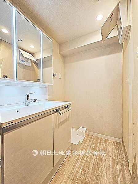 使いやすい広さの脱衣場です。洗面台と洗濯機置場がまとまり、日常生活に支障なく使える実用的な空間です。 