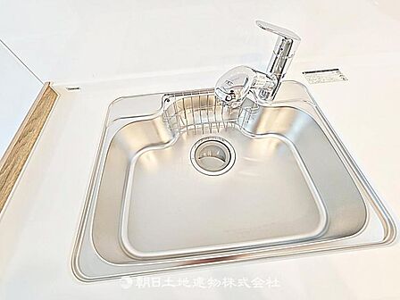 浄水器一体型蛇口付きのキッチンです。きれいな水を手軽に使え、料理や飲用に安心で快適な生活をサポートします。 